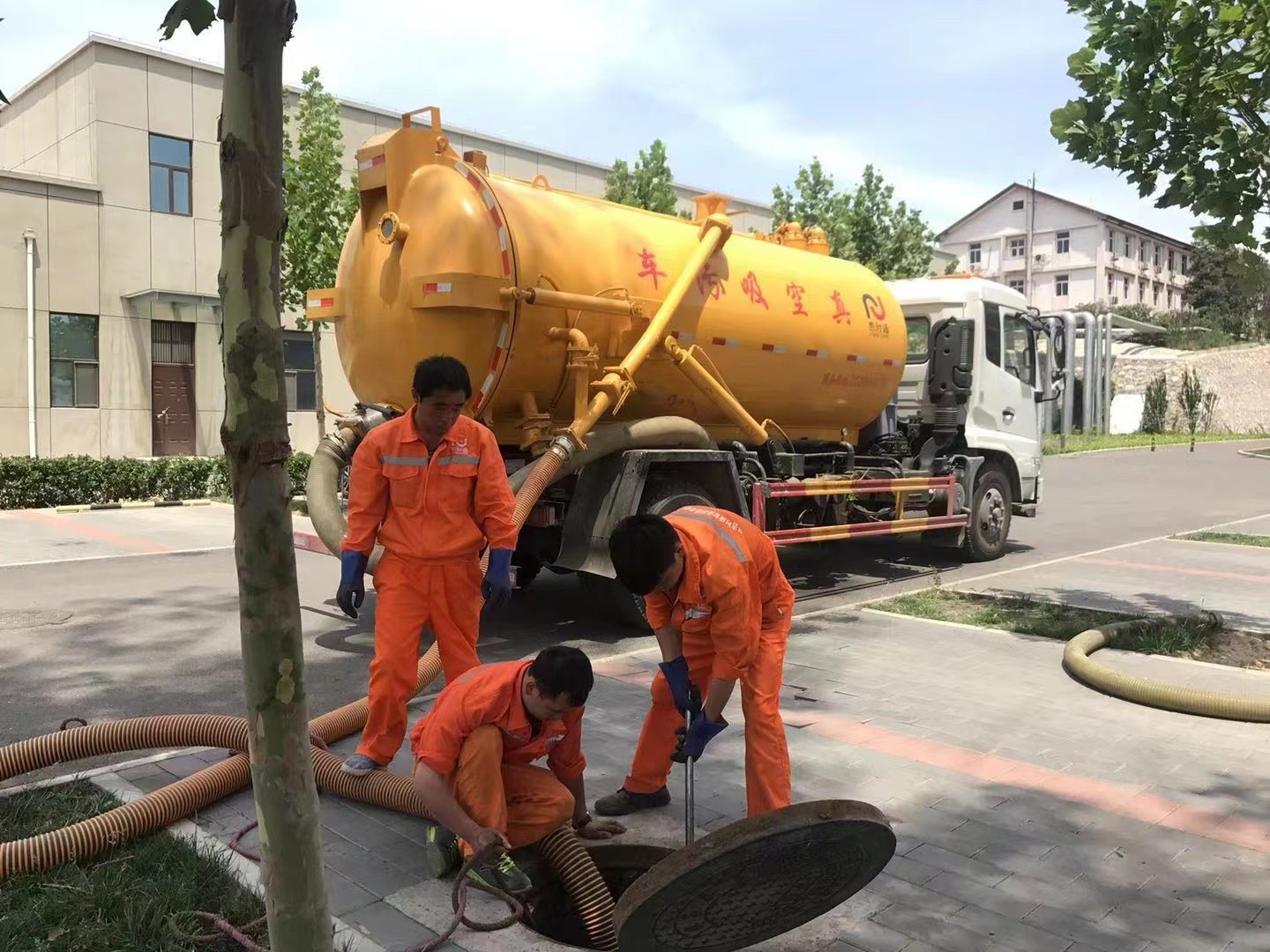 中原镇管道疏通车停在窨井附近