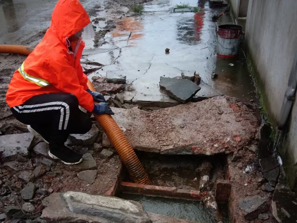 中原镇专业清理污水池 炜誉市政以规范流程守护城市 “肠道”